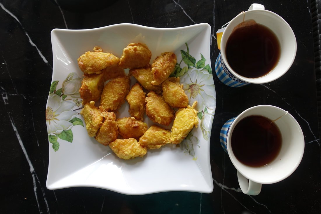 Kızarmış muz ve çay
