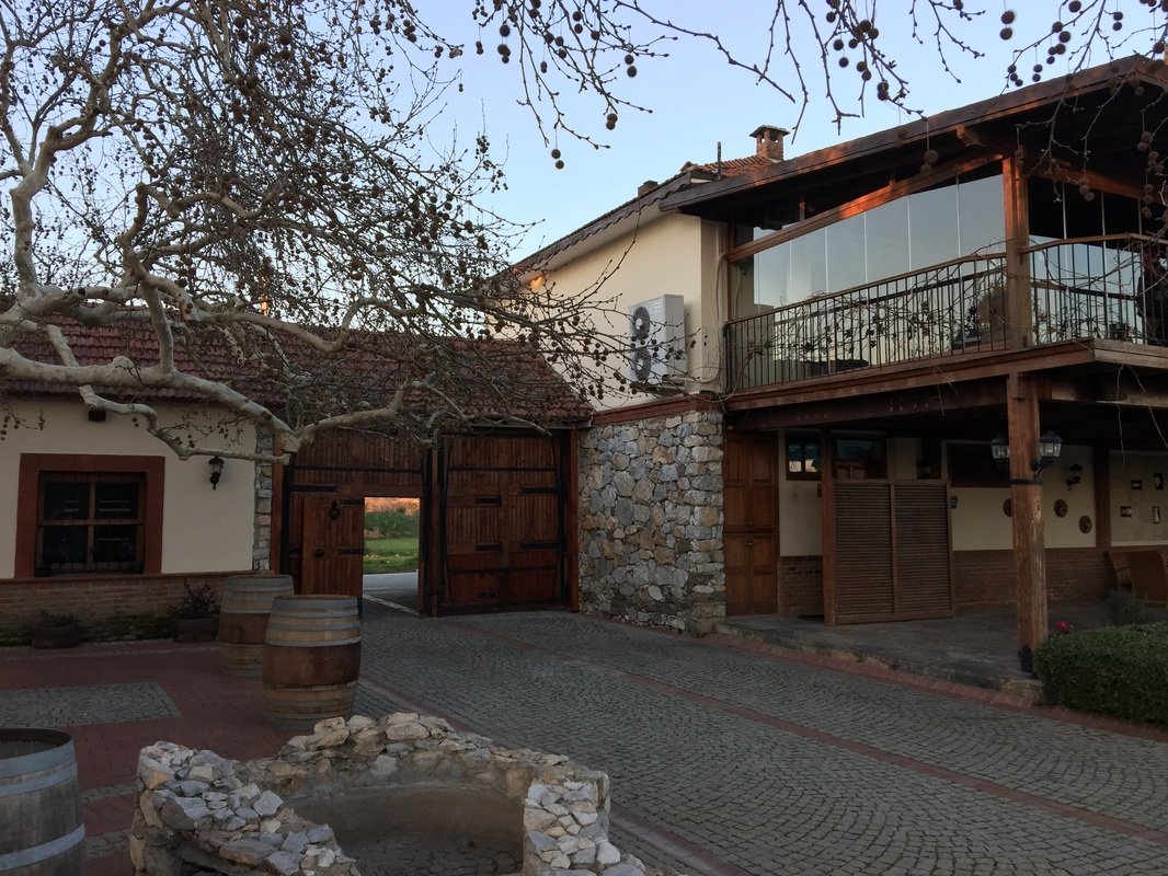 Sağda iki katlı restoranı görebilirsiniz.
