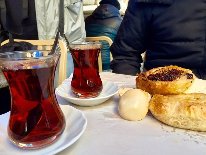 Demli bir çay ve usta bir boyozdan daha iyi bir kahvaltı var mıdır?